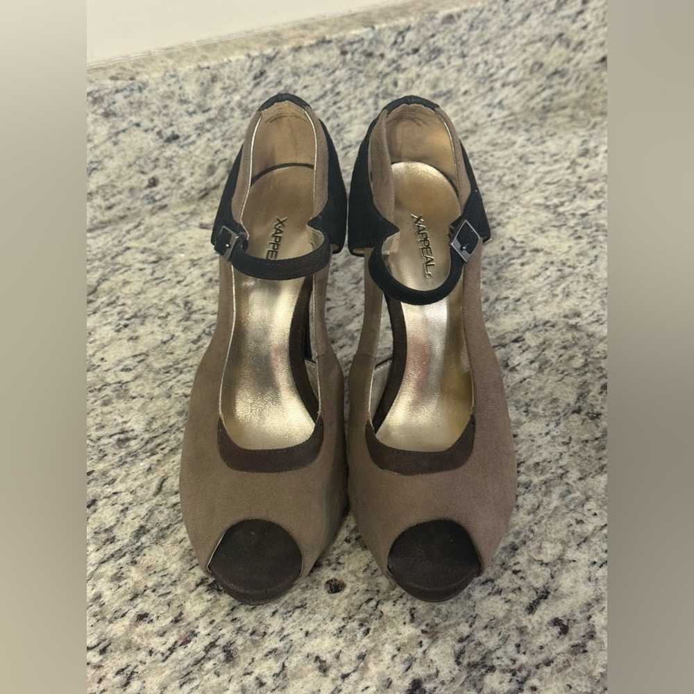 XAppeal Sangria Women’s Heels Brown And Black Faux Suede Size 8 - Picture 2 of 3